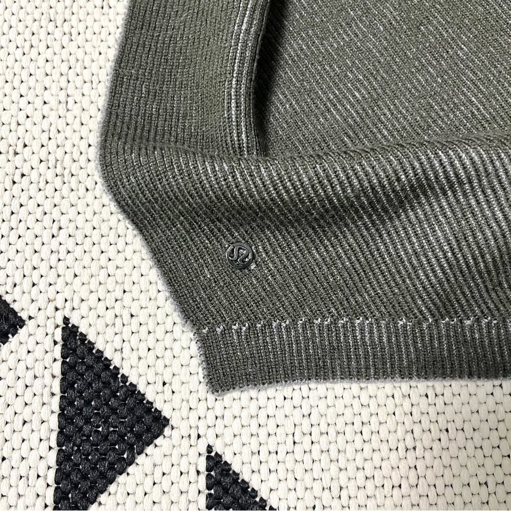 Lululemon Exaltation Reversible Wrap in Dark Olive/Heathered Core Medium Gray OS - Picture 6 of 9